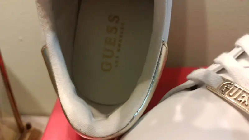 Zapatillas blancas Guess con detalles dorados - 6