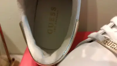 Zapatillas blancas Guess con detalles dorados - miniatura 6
