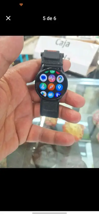 Smartwatch negro con correa ajustable - miniatura 1