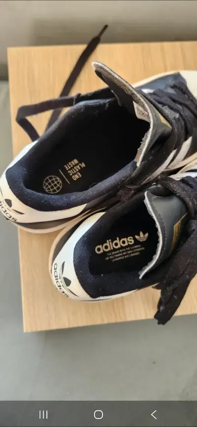Zapatillas negras de marca - miniatura 2