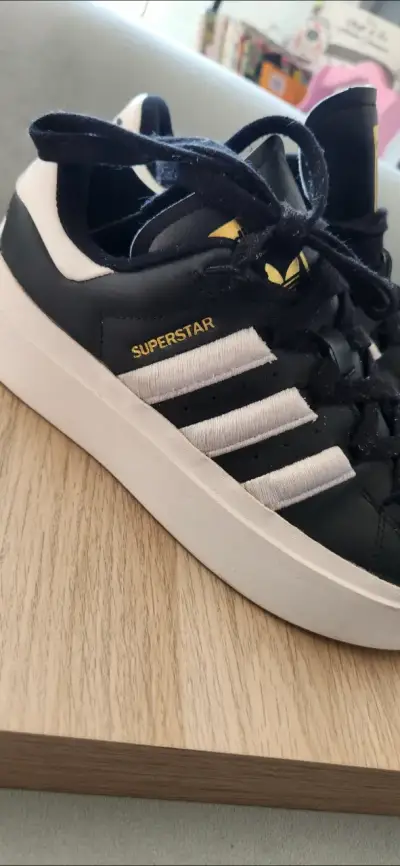 Zapatillas negras de marca - miniatura 3
