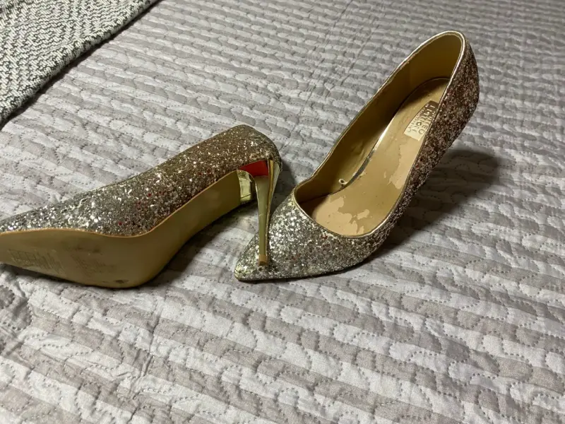 Tacones con brillos dorados