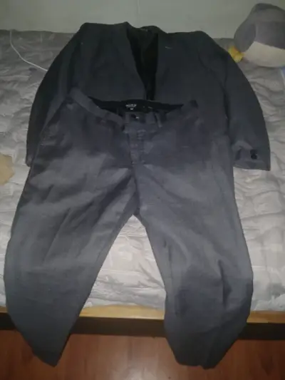 Traje gris oscuro de hombre - miniatura 1