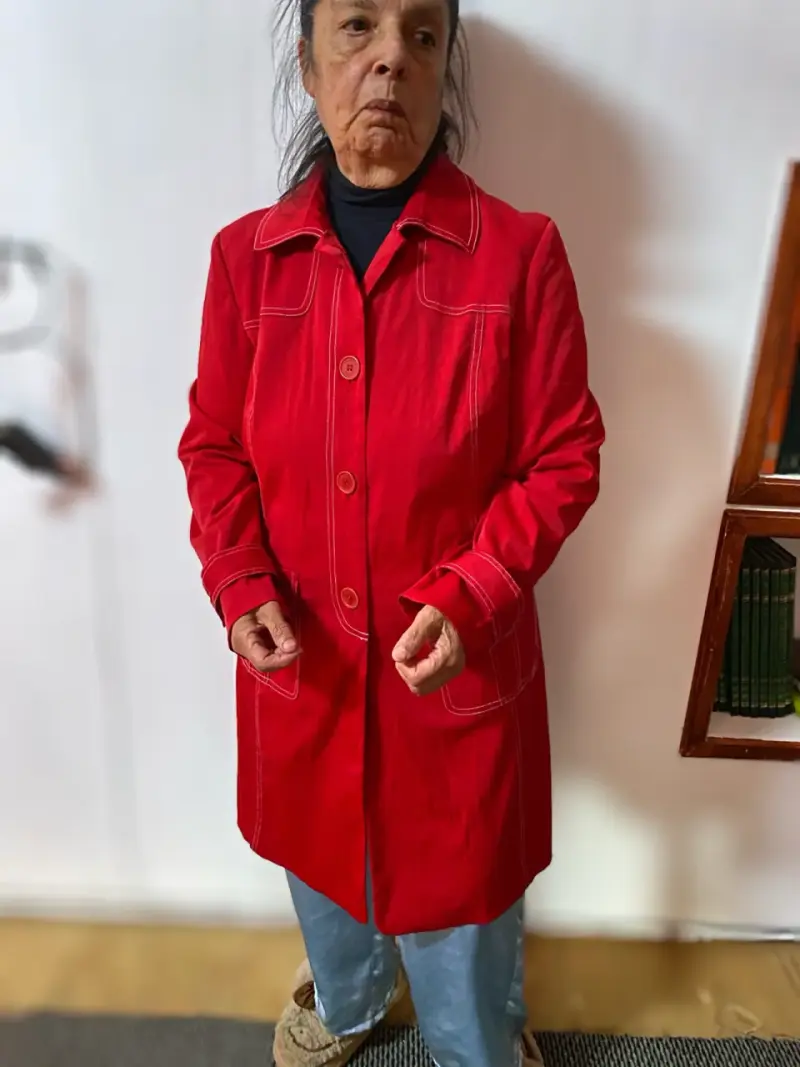 Abrigo rojo de mujer