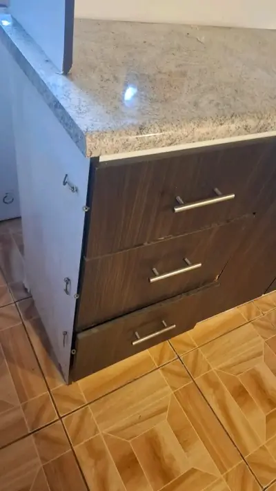 Mueble de cocina café con cubierta - miniatura 1