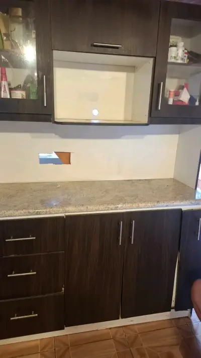 Mueble de cocina café con cubierta - miniatura 2