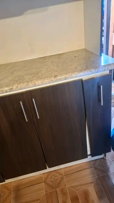 Mueble de cocina café con cubierta - miniatura 6