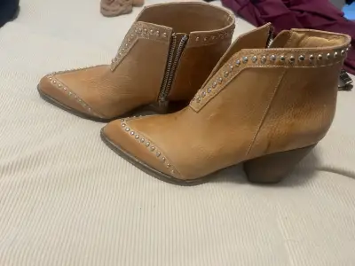 Botines camel con tachuelas - miniatura 1