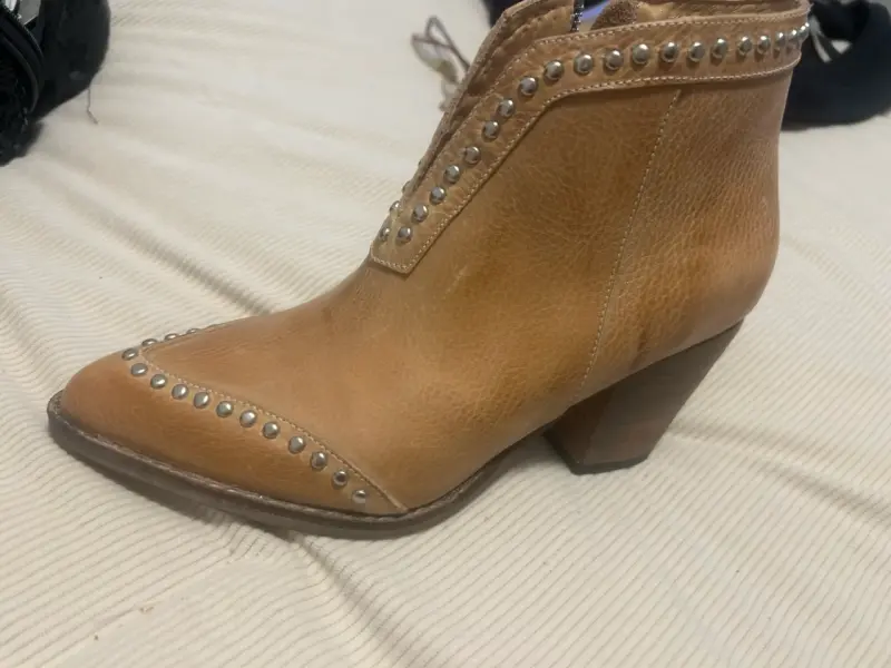 Botines camel con tachuelas - 2