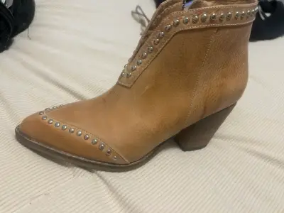 Botines camel con tachuelas - miniatura 2