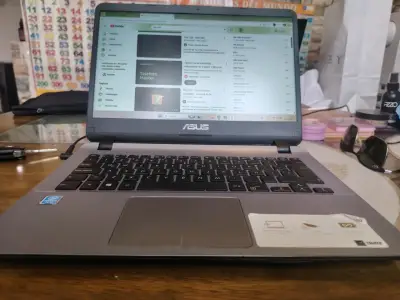 Notebook ASUS usado - miniatura 3