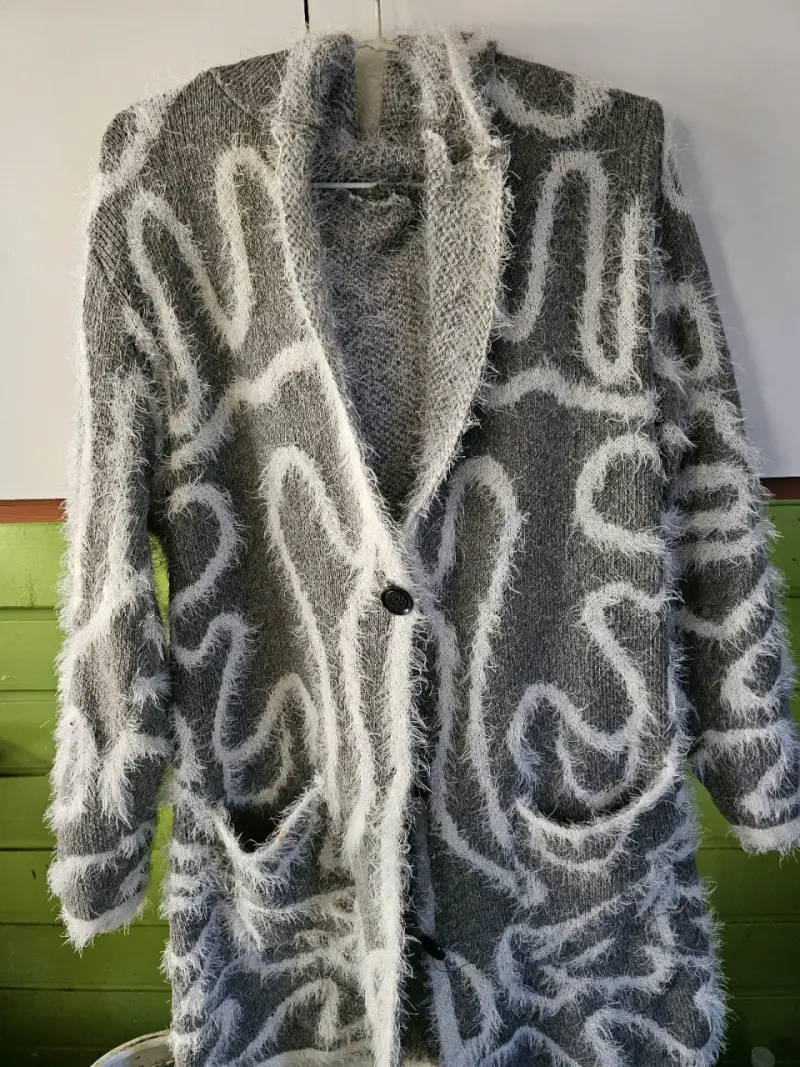 Abrigo de lana gris con diseño