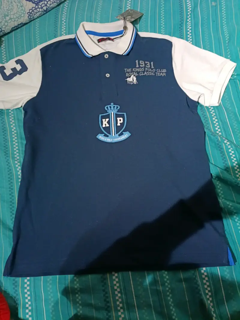 Polera polo azul con estampado - 1