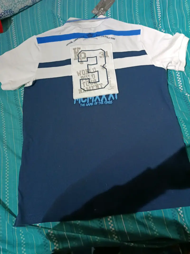 Polera polo azul con estampado - 2