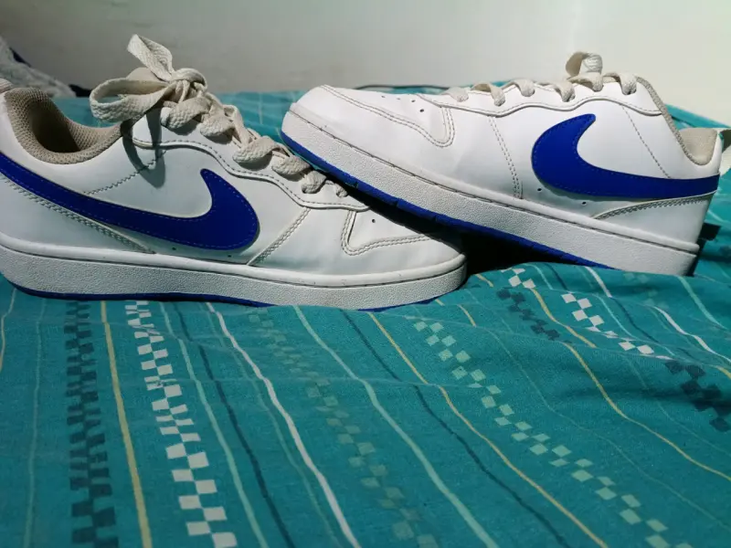 Zapatillas deportivas blancas y azules - 1