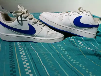 Zapatillas deportivas blancas y azules - miniatura 1