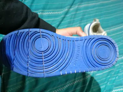 Zapatillas deportivas blancas y azules - miniatura 2