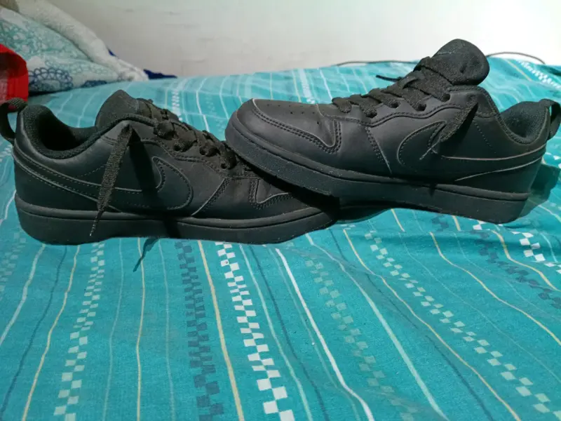 Zapatillas negras deportivas - 1