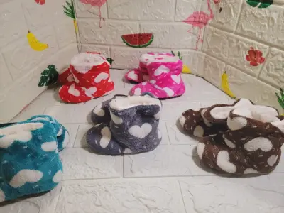 Pantuflas peludas para niño - miniatura 2