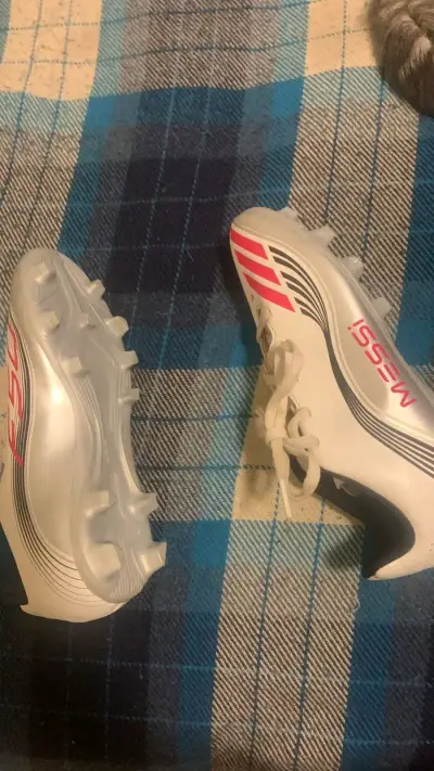 Zapatos de fútbol blancos con tacos - miniatura 2