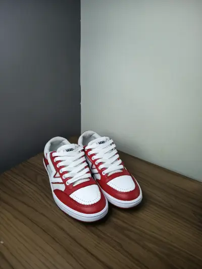 Zapatillas Vans rojas y blancas - miniatura 1