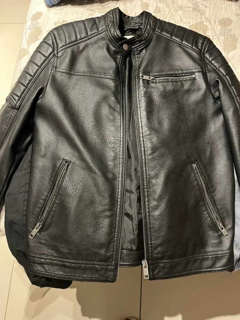 Chaqueta de cuerina negra - 1