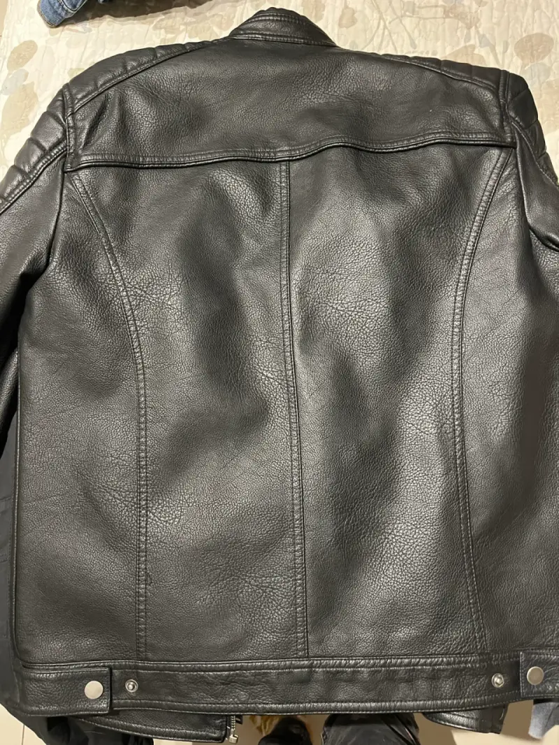 Chaqueta de cuerina negra - 4