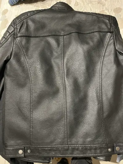 Chaqueta de cuerina negra - miniatura 4