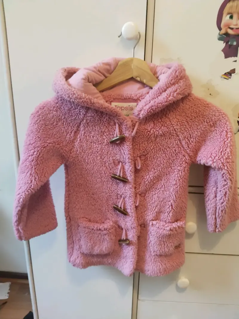 Abrigo infantil rosada con capucha talla 4
