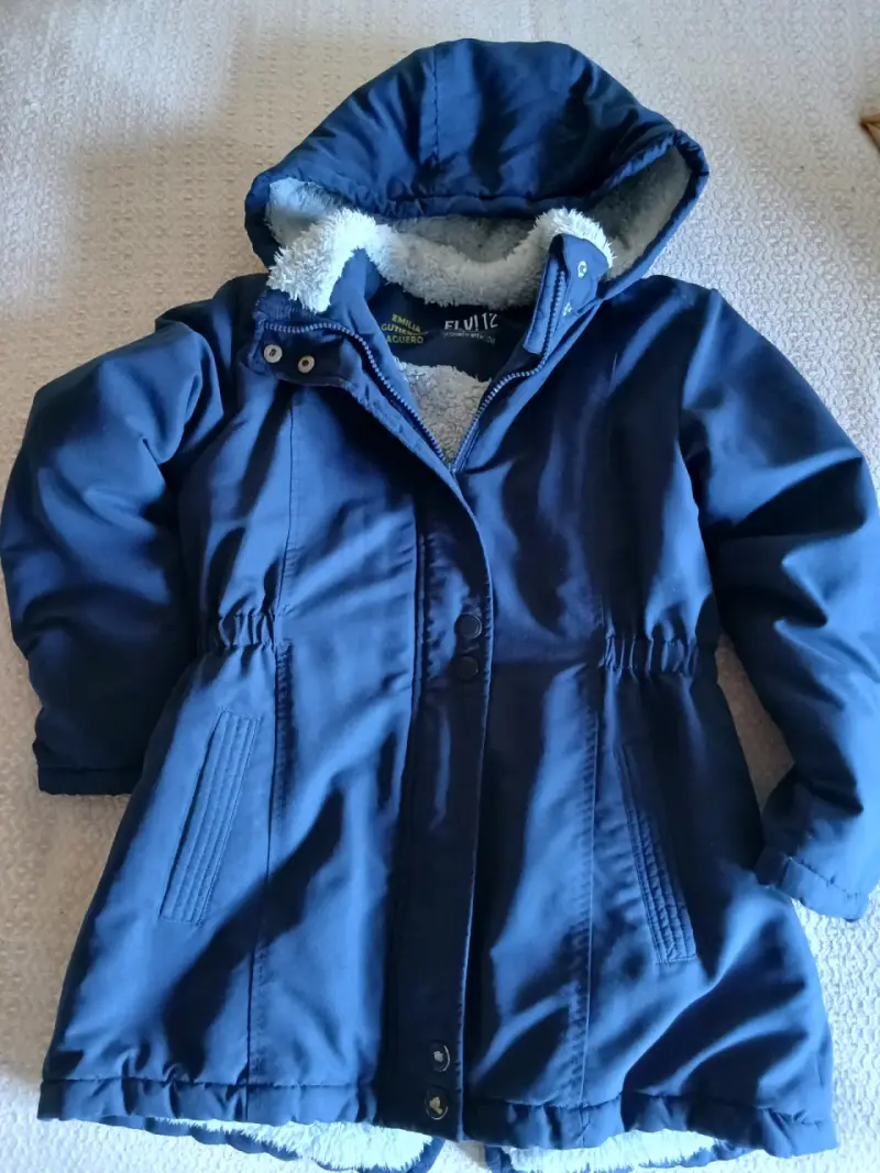 Abrigo azul con capucha talla 12
