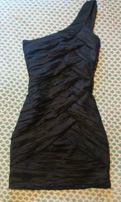 Vestido negro asimétrico - miniatura 1