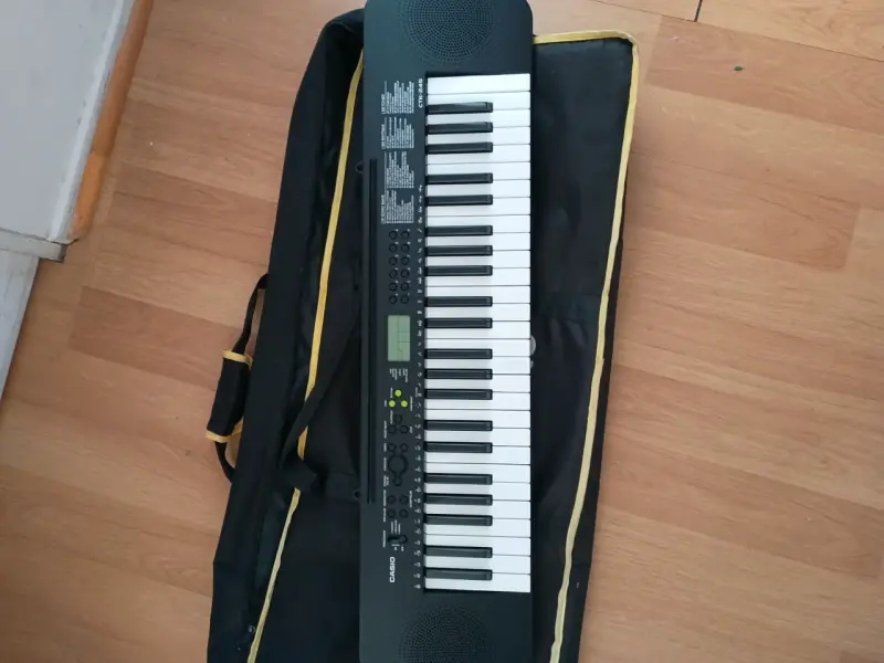 Teclado Casio con funda negra - 1