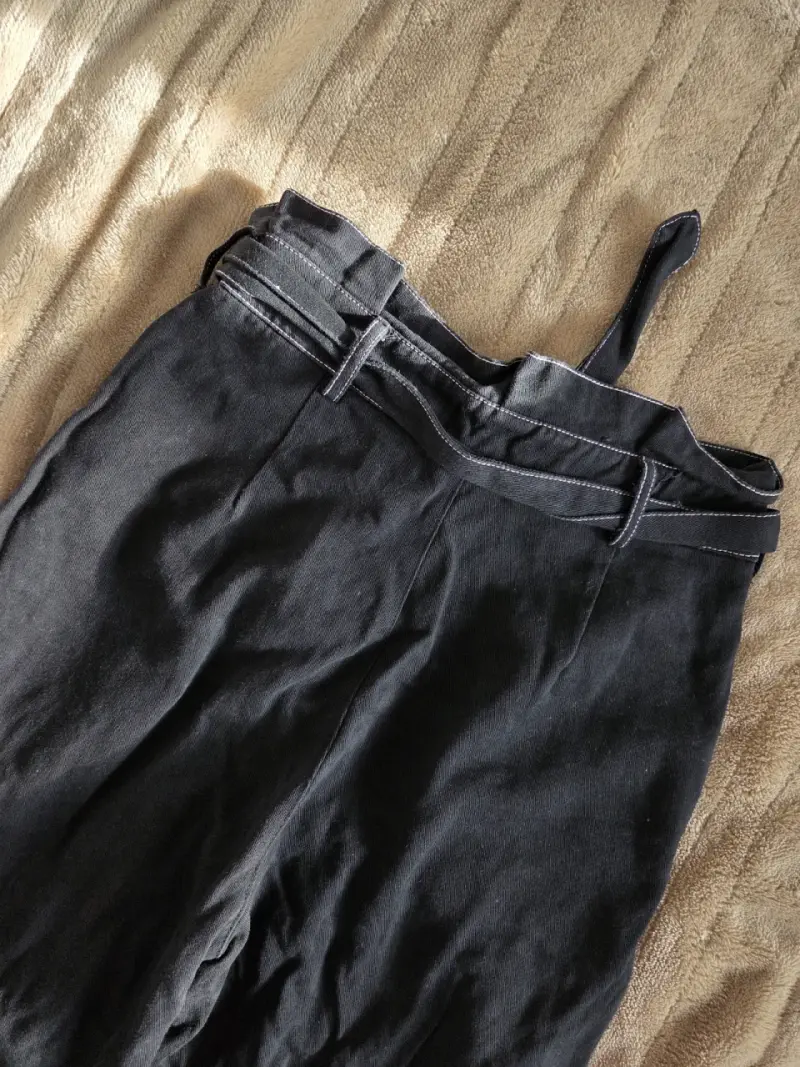 Pantalones negros con cinturón - 1