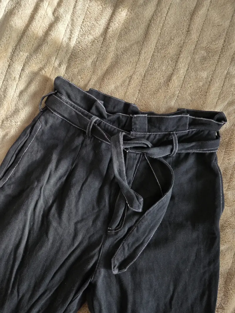 Pantalones negros con cinturón - 2
