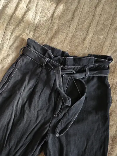 Pantalones negros con cinturón - miniatura 2