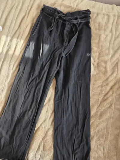 Pantalones negros con cinturón - miniatura 3