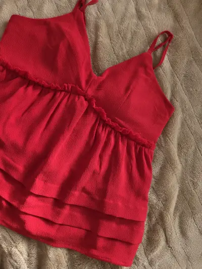 Blusa roja sin mangas - miniatura 1
