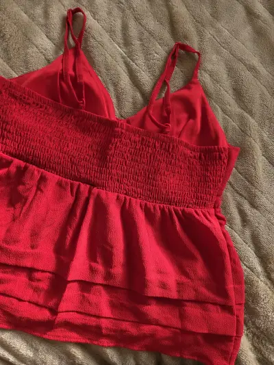Blusa roja sin mangas - miniatura 2