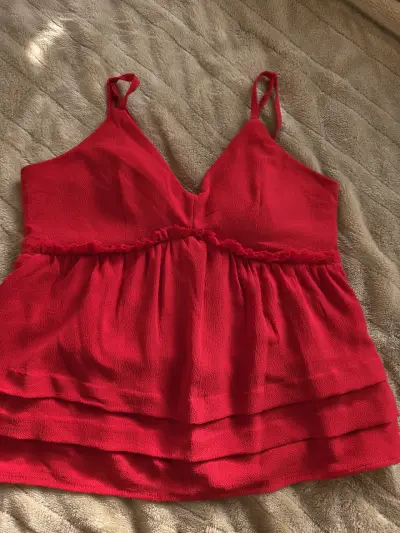 Blusa roja sin mangas - miniatura 3