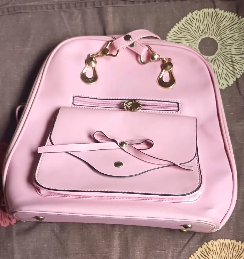 Mochila rosada con decoraciones