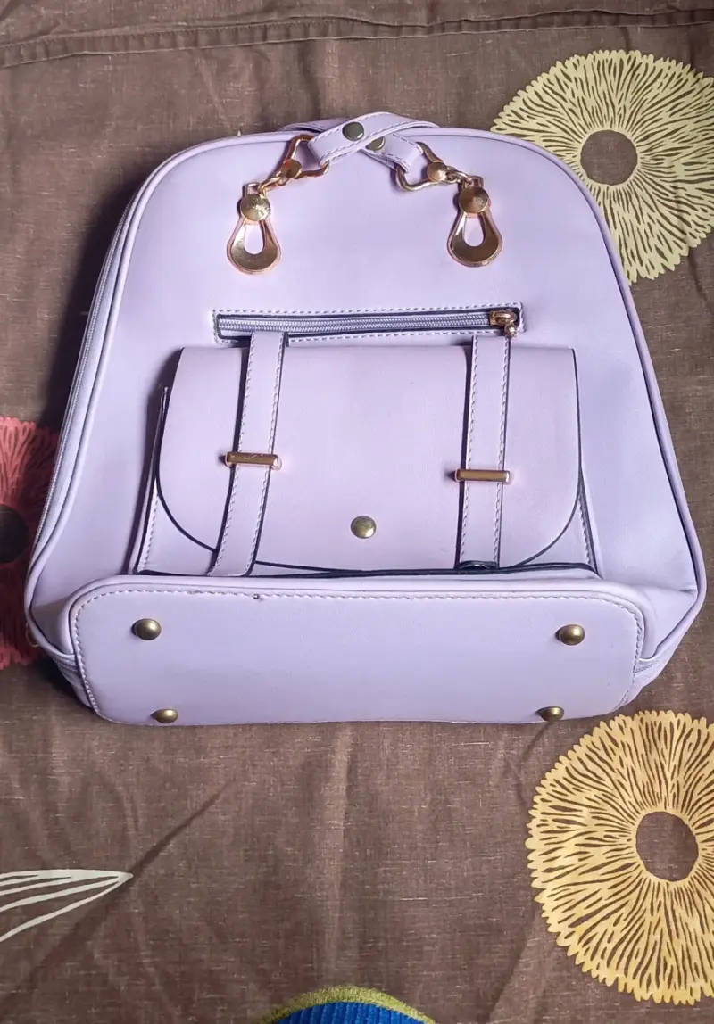 Mochila morada con detalles dorados