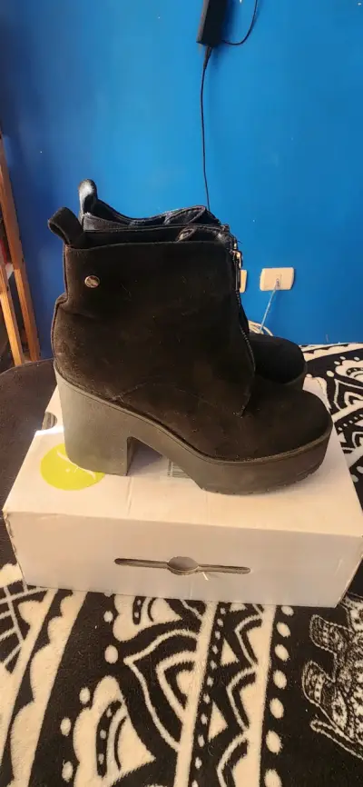 Botines negros de gamuza - miniatura 1