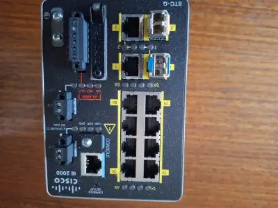 Switch industrial Cisco IE 2000 con su Fuente - miniatura 4