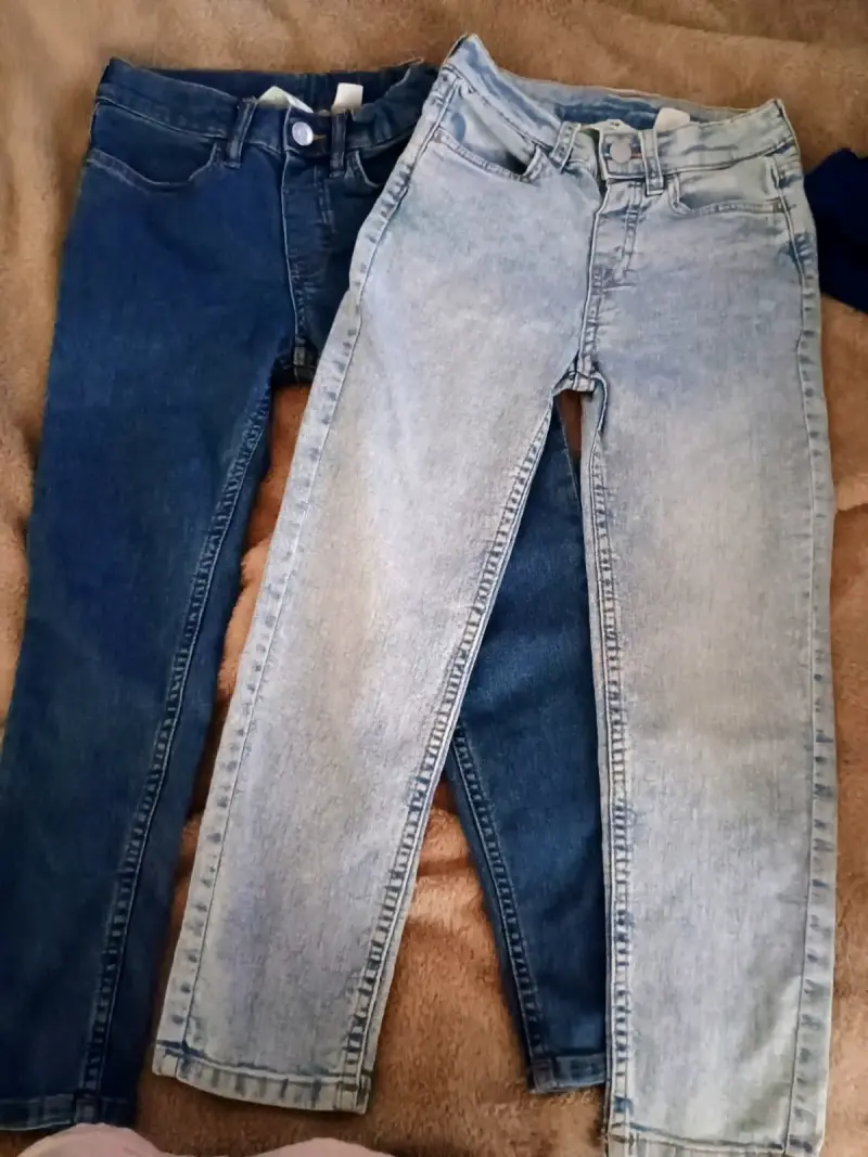 Par de jeans azules y celestes