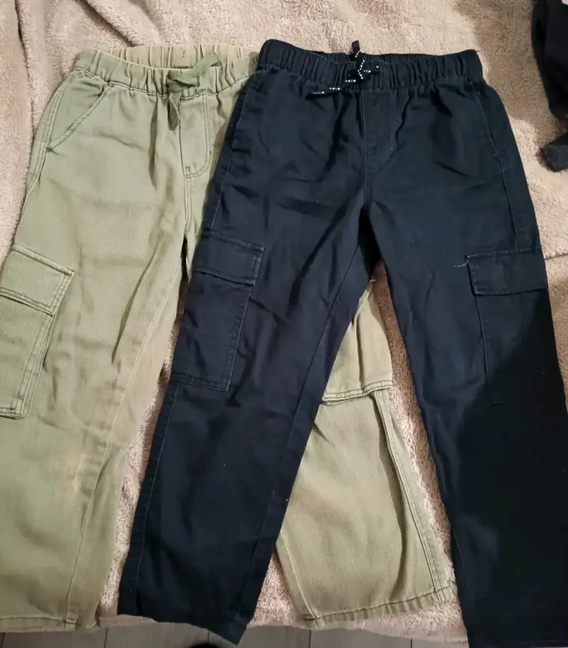 Pantalones cargo negro y verde