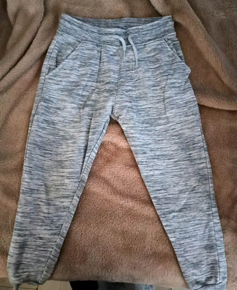 Pantalón gris deportivo