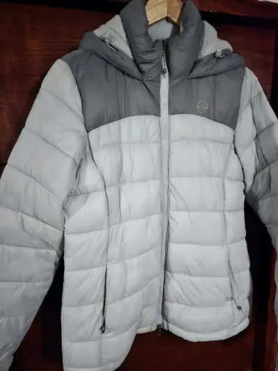 Chaqueta acolchada gris con capucha - miniatura 1