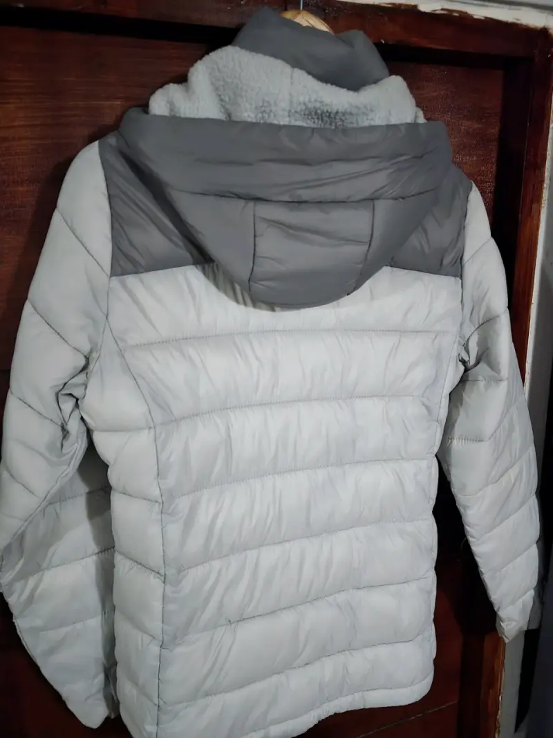 Chaqueta acolchada gris con capucha - 2