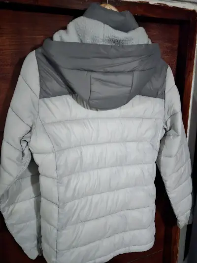 Chaqueta acolchada gris con capucha - miniatura 2