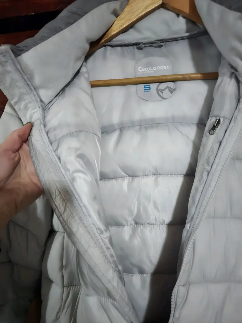 Chaqueta acolchada gris con capucha - 3